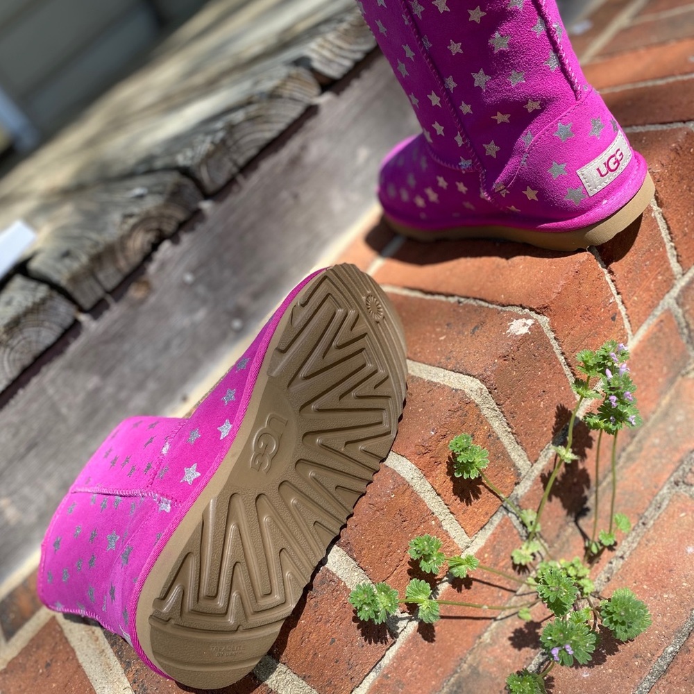 Ugg Classic Short II Water Resistant Stars Boot - Picture 4 of 4